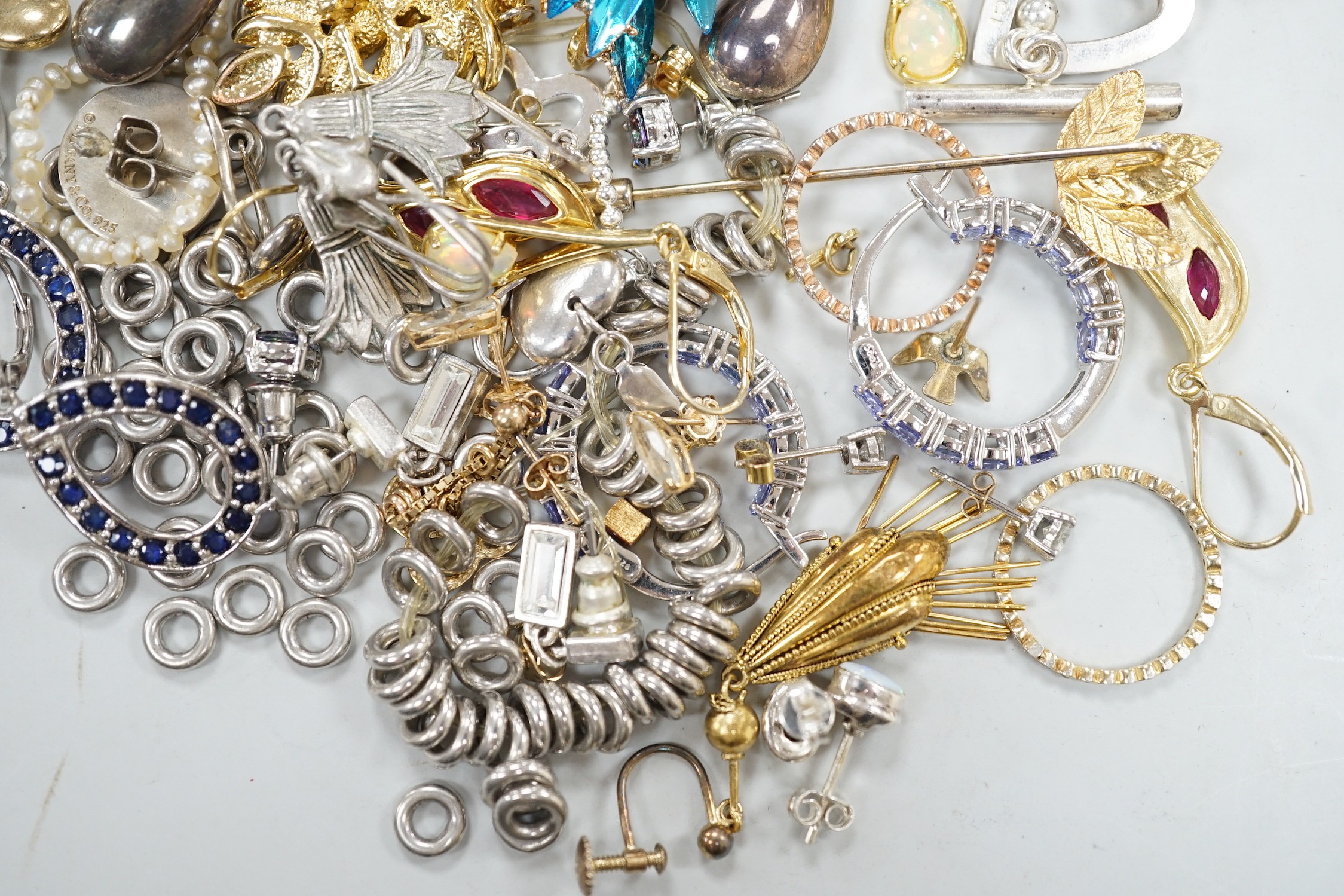 A modern Italian Gucci silver bead bracelet, approx. 18.5cm and a group of sundry minor jewellery.